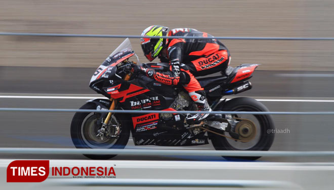 Pebalap memacu motornya dalam race 1 WSBK Mandalika 2021 di Sirkuit Mandalika, Lombok Tengah, Nusa Tenggara Barat (NTB), Minggu (21/11/2021). (FOTO: Tria Adha/TIMES Indonesia)