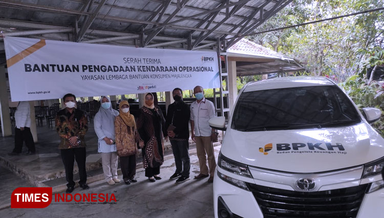 BPKH Serahkan bantuan mobil oprasional bagi YLBK Kabupaten Majalengka. (Foto: Jaja Sumarja/TIMES Indonesia)