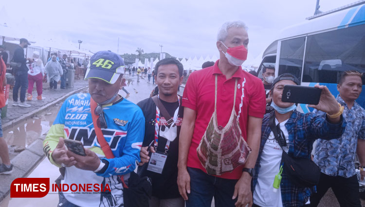 Gubernur Jawa Tengah Ganjar Pranowo saat melihat stand pameran UMKM di arena Sirkuit Mandalika. (FOTO: Anugrah Dany/TIMES Indonesia)