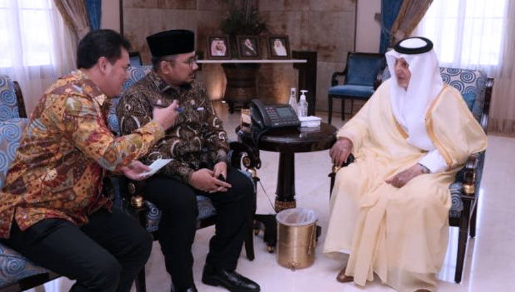 Menag RI Gus Yaqut bertemu dengan Gubernur Makkah membahas mengenai kesiapan pemerintah Indonesia untuk kembali memberangkatkan jamaah umrah. (FOTO: Kemenag RI)