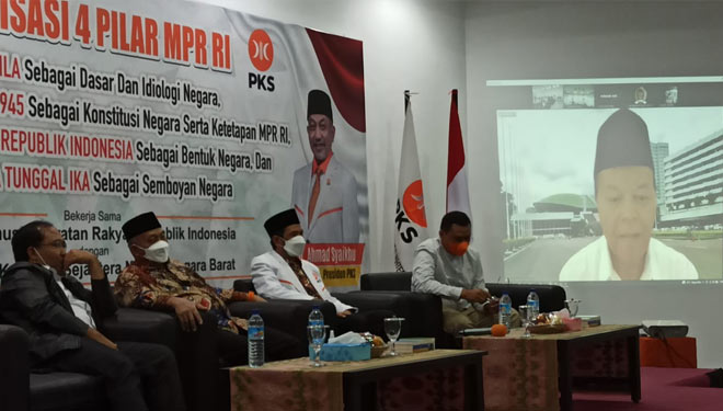 Hidayat Nur Wahid hadir secara daring pada sosialisasi Empat Pilar MPR, kerjasama MPR RI dengan Dewan Pimpinan Wilayah (DPW) Partai Keadilan Sejahtera (PKS) Provinsi Nusa Tenggara Barat (NTB). (foto: dok MPR RI)
