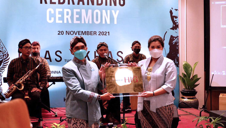 GM Khas Hotel Tugu - Malioboro, Joko Widiyanto CHA menerima Plakat HIG dari Corp Secretary Amanda (FOTO: Deddy for TIMES Indonesia)