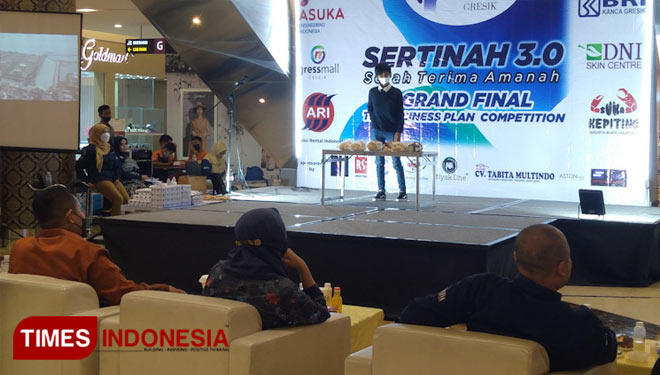 Salah satu peserta saat presentasi bisnis mereka (Foto: Akmal/TIMES Indonesia).