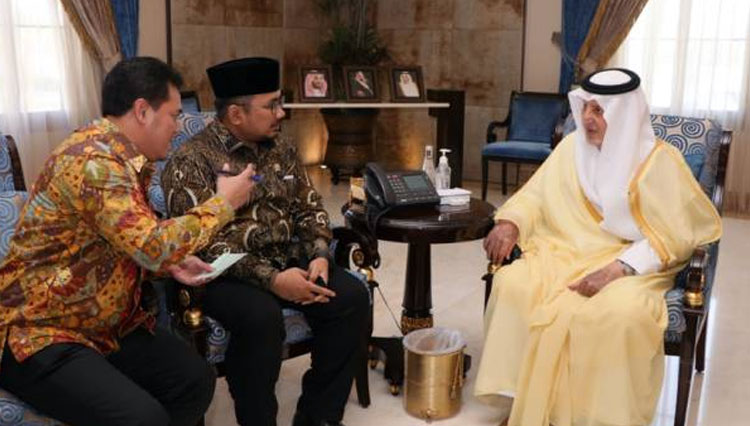 Menag Yaqut Cholil Qoumas bertemu Gubernur Makkah Khalid bin Faisal Al Saud membicarakan persiapan jamaah umrah Indonesia (Foto: Kemenag for TIMES Indonesia)