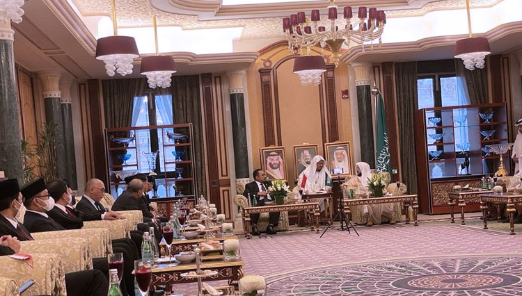Menag Yaqut Cholil Qoumas bertemu Menteri Urusan Islam, Dakwah, dan Penyuluhan Arab Saudi Syekh Abdullatif bin Abdulaziz di Makkah, Arab Saudi. (Foto: Kemenag  RI)