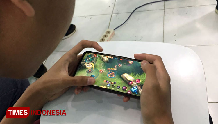 Salah satu atlet saat mengikuti seleksi ESI Ngawi, untuk divisi game Mobile Legend. (Foto: M.Miftakul/TIMES Indonesia)