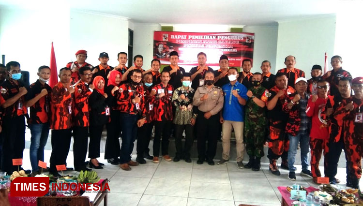 Dani Fardian, S.IP., Ketua MPC PP Kabupaten Tasikmalaya foto bersama pengurus dan anggota PAC PP Kecamatann Cisayong. (Foto: Anton/TIMES Indonesia)