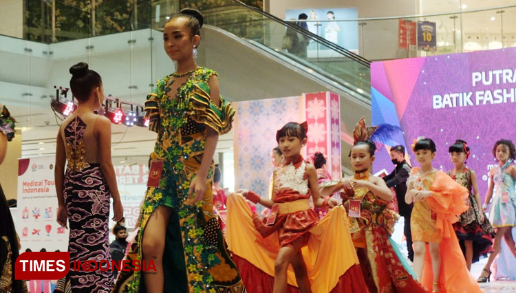 Anak-anak peserta Putra Putri Batik Fashion Fair 2021 saat menampilkan busana batik dalam Mandiri BFF 2021, Minggu (21/11/2021). (Foto: Khusnul Hasana/TIMES Indonesia). 