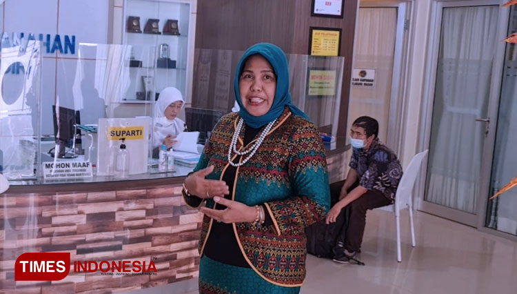 Kepala BPN Kota Kediri Susilawati saat berada di resepsionis pelayanan pertanahan di BPN Kota Kediri. (FOTO: Kiagus Firdaus/TIMES Indonesia) 
