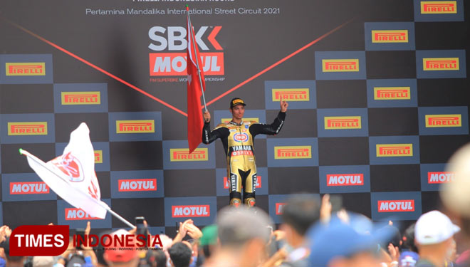 Pembalap Pata Yamaha, Toprak Razgatlioglu keluar sebagai juara dunia usai Race 1 WSBK Mandalika 2021 di Sirkuit Mandalika, Minggu (21/11/2021). Foto : Tria Adha/TIMES Indonesia
