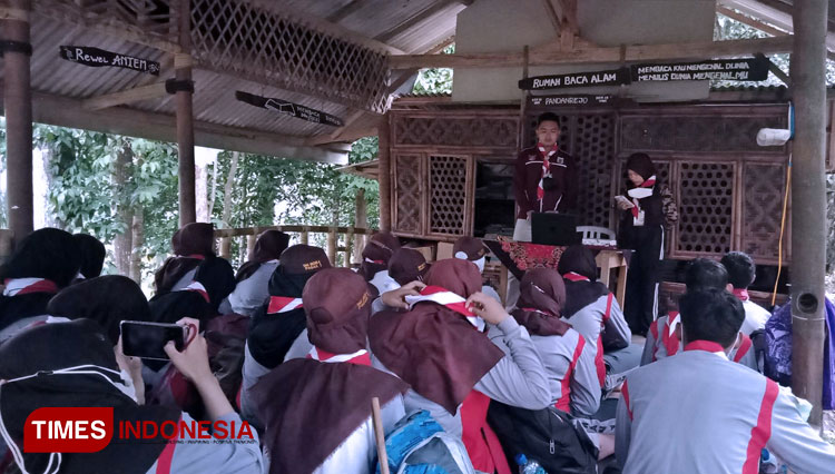 Duta Pancasila Kabupaten Malang Sendi ketika memberikan wawasan kebangsaan bagi anggota Pramuka SMAN 1 Pagak. (FOTO: Duta Pancasila for TIMES Indonesia).