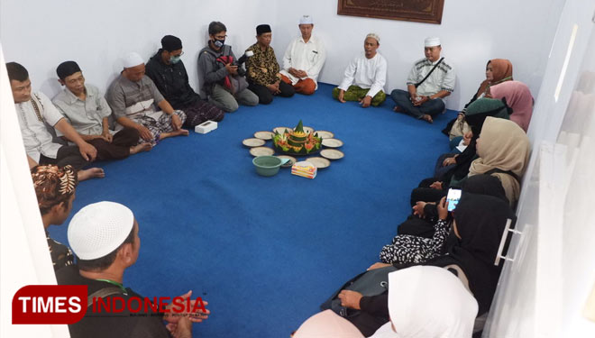 Suasana tumpengan yang dilakukan saat peresmian Majelis 'Mbetik', Minggu (21/11/2021) (FOTO: Rizky Kurniawan Pratama/TIMES Indonesia)