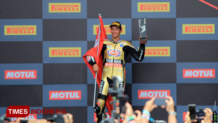 Juara dunia Superbike 2021, Toprak Razgatlioglu (Pata Yamaha) saat menerima trofi buatan seniman Bali. (Foto: Tria Adha/TIMES Indonesia)