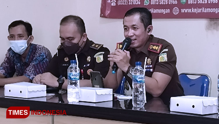 Kepala Kejari Lamongan, Agus Setiadi didampingi Kasi Pidum Agung Rokhaniawan mensosialisasikan aplikasi Pantura, (FOTO: Moch. Nuril Huda/TIMES Indonesia)