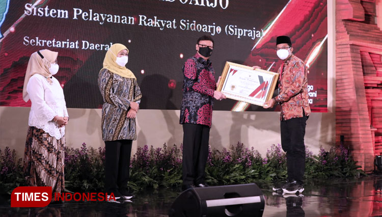 Bupati Sidoarjo H. Ahmad Muhdlor Ali (Gus Muhdlor) menerima penghargaan dari Menpan RB Tjahyo Kumolo disaksikan Gubernur Jatim Hj. Khofifah Indar  (FOTO:kominfo sidoarjo for TIMES indonesia, 