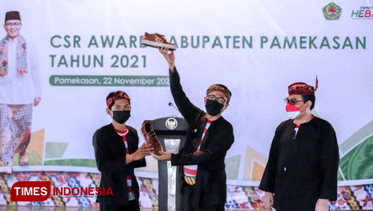 Bupati Pamekasan Baddrut Tamam saat memegang sepatu batik produk WUB binaan Pemkab Pamekasan di acara pemberian CSR Award 2021 kepada sejumlah perusahaan di Mandhapa Aghung Ronggosukowati, (FOTO: Akhmad Syafi'i/TIMES Indonesia)