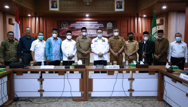 Komite III DPD RI saat melakukan inventarisasi materi atas Pelaksanaan UU No. 21 Tahun 2000 tentang Serikat Pekerja/Serikat Buruh di Kantor Gubernur Aceh. (FOTO: DPD RI)