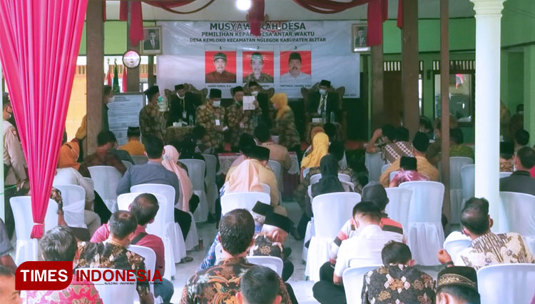 Desa Kemloko Kecamatan Nglegok Kabupaten Blitar Jawa Timur melaksanakan Pilkades PAW, Senin (22/11/2021). (FOTO: Sholeh /TIMES Indonesia)