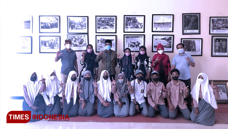 Foto bersama Kadis Kearsipan dan Perpustakaan Mulyadi Tutupoho dengan siswa-siswi yang berkunjung ke perpustakaan Dinas.(Foto: Wahyudi Yahya/TIMES Indonesia)