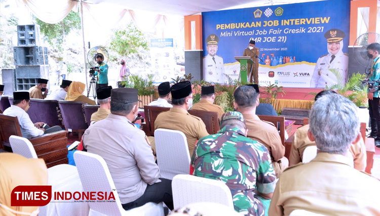 Bupati Gresik Fandi Akhmad Yani saat membuka kegiatan virtual mini job fair (FOTO: Akmal/TIMES Indonesia)