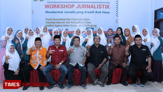 Sejumlah mahasiswi dan jajaran civitas akademika IAIDA Blokagung Banyuwangi foto bersama para pemateri usai workshop jurnalistik (Foto ; Rizki Alfian/ TIMESIndonesia)