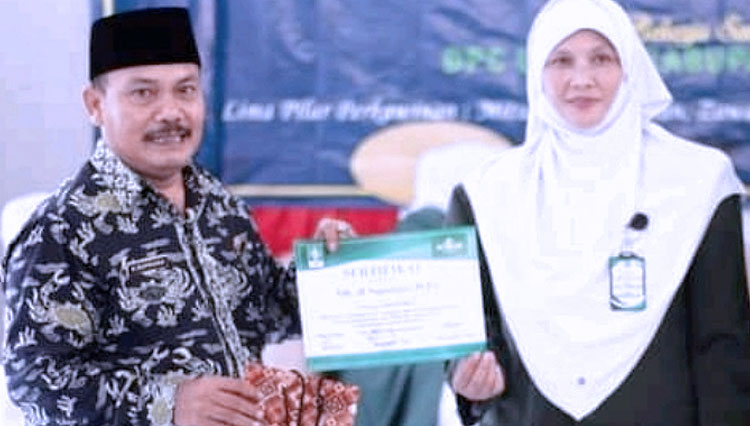 Ketua PC LKKNU Pangandaran Iip Syarifah menyerahkan cendera mata kepada Kepala Kantor Kementerian Agama Pangandaran Supriana (FOTO: PC LKKNU Pangandaran)