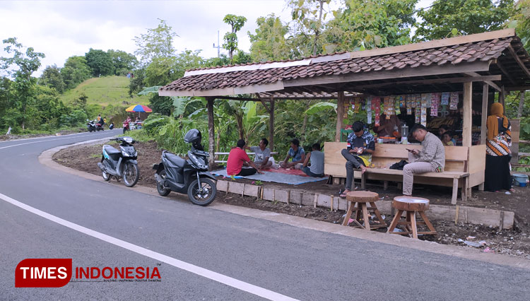 Warga membuka warung di sekitar jalan desa Botolinggo Bondowoso yang viral di media sosial (FOTO: Moh Bahri/TIMES Indonesia)