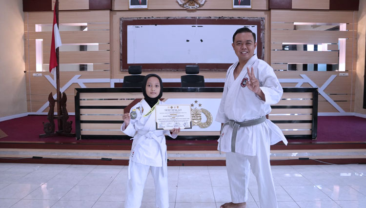 Divani Cantik Kusuma Wardani, siswi kelas 2 di  MI Murni Sunan Drajad Lamongan berhasil menyabet medali perak di di ajang National Karate Championship Virtual Kata Unesa Cup V, (Foto: Humas Dojo Karebet Inkanas Lamongan for TIMES Indonesia)