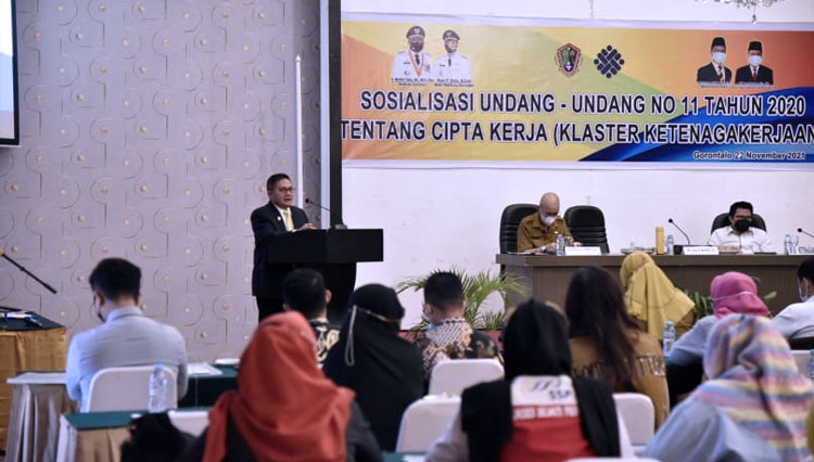 Wali Kota Gorontalo, Marten Taha saat memberikan sambutan di kegiatan sosialisasi Undang-undang Nomor 11 Tahun 2020 tentang Cipta Kerja Klaster Ketenagakerjaan yang bertempat di Hotel Grand'Q Gorontalo. (FOTO: Humas Pemkot Gorontalo) 