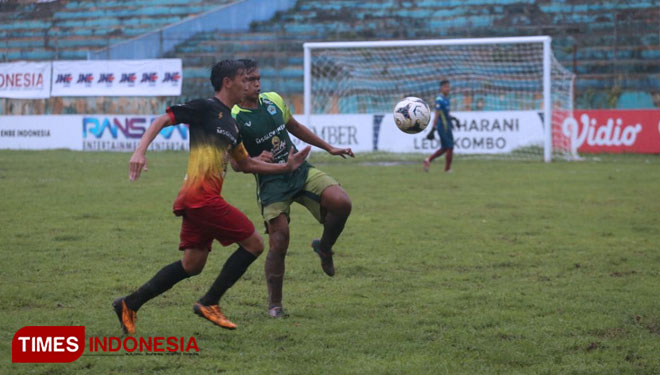Pemain Persid Jember saat duel bola dengan pemain PSIL Lumajang. (Foto: Arip Ripaldi/TIMES Indonesia)