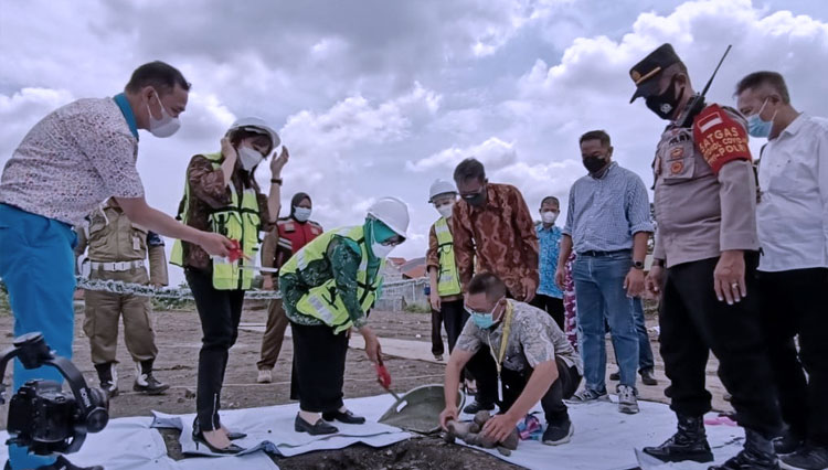 Peletakan batu pertama pembangunan RS Mitra Keluarga Slawi oleh Bupati Tegal, Umi Azizah. (Foto: Poco For TIMES Indonesia)