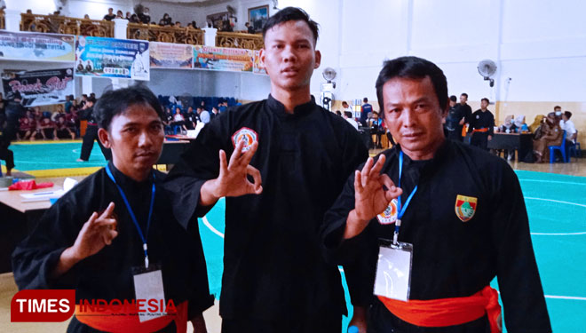 Atlet Pencak Silat, Rizki Firdaus didampingi Pelatih Suldiman dan Tim usai diumumkan sebagai pemenang melawan Atlet Musi Banyuasin. Foto : Ali Akbar Saukani/TIMES Indonesia.