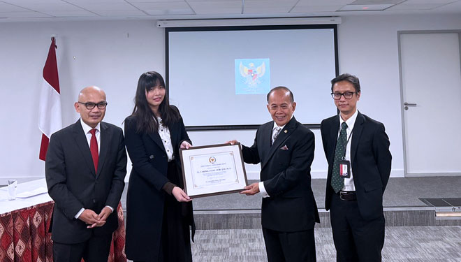 Syarief Hasan memberikan penghargaan kepada Carina Joe, ilmuan Indonesia yang menjadi bagian dari tim pengembangan vaksin Oxford-AstraZneca. (foto: dok Syarief Hasan)