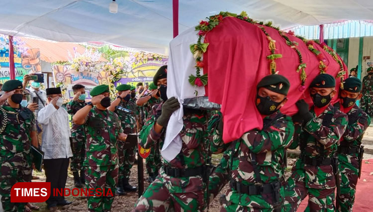 upacara pemakaman Sertu Ari Baskoro b