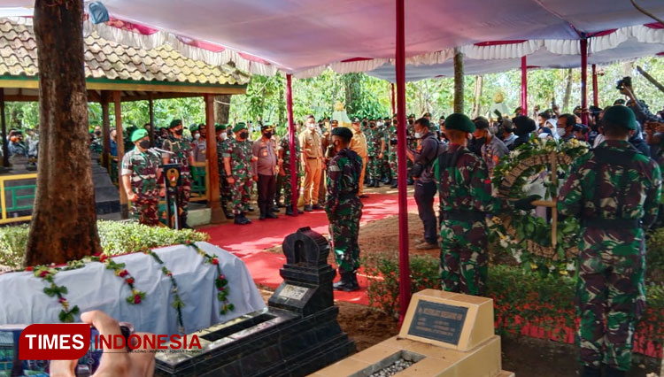 KASAD TNI Dudung Abdurrahman, saat memimpin upacara pemakaman Serka Ari Baskoro yang gugur saat bertugas di Papua, di TPU keluarga, Senin 22/11/2021 (Foto: Zamroni/ TIMES Indonesia).