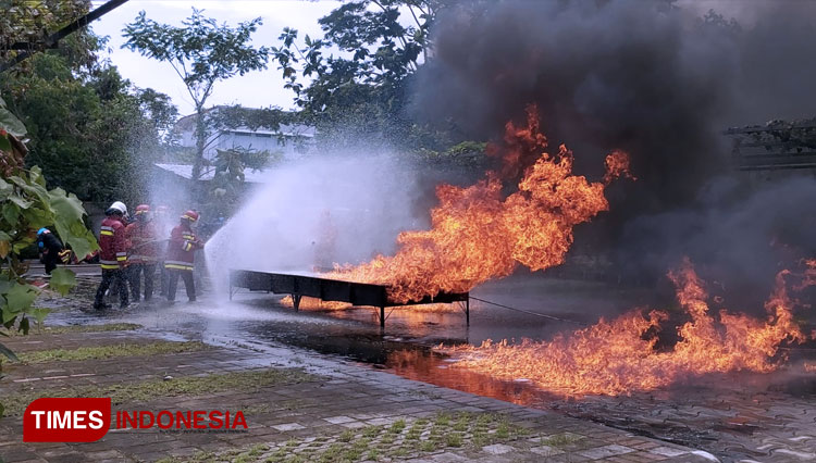 warga-Kalurahan-Caturtunggal-dengan-didampingi-petugas-Pemadam-Kebakabaran-Sleman-2.jpg