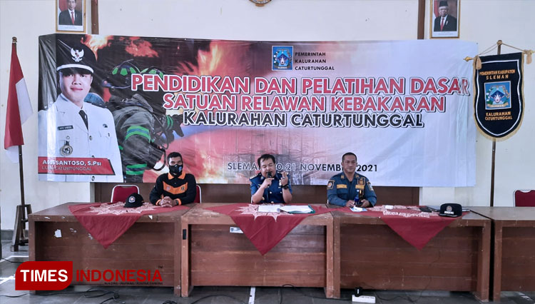 warga-Kalurahan-Caturtunggal-dengan-didampingi-petugas-Pemadam-Kebakabaran-Sleman-3.jpg