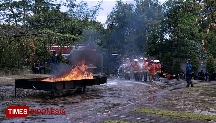 Suasana latihan memadamkan api oleh warga Kalurahan Caturtunggal dengan didampingi petugas Pemadam Kebakabaran Sleman. (FOTO: Fajar Rianto/TIMES Indonesia)