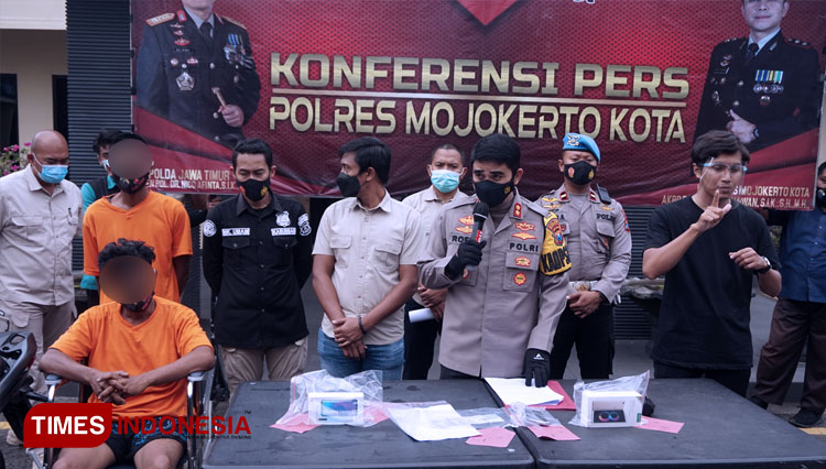 Ngaku Oknum Polisi, Anak-Bapak Kompak Rampas Motor di Mojokerto