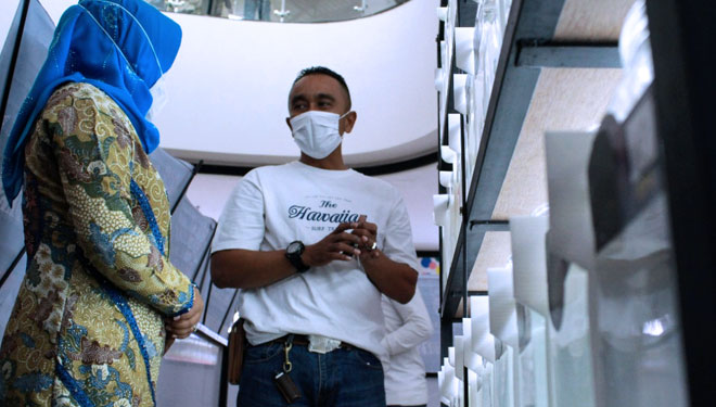 Wali Kota Mojokerto, Ika Puspitasari dalam kunjungan di Atrium Sunrise Mall, Kota Mojokerto, Minggu (21/11/2021) (Dok. TIMES Indonesia)