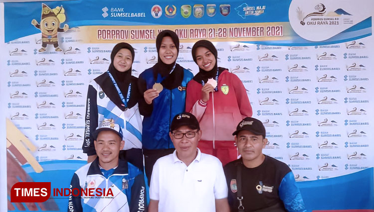 Ketua KONI Musi Rawas, H Azhari bersama para Atlet Atletik Musi Rawas di podium kemenangan. (FOTO: dok. KONI Musi Rawas for TIMES Indonesia) 