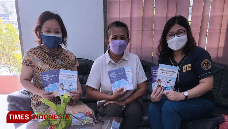 Serah Terima Buku Modul di Ruang Kepala Sekolah. (FOTO: AJP TIMES Indonesia)