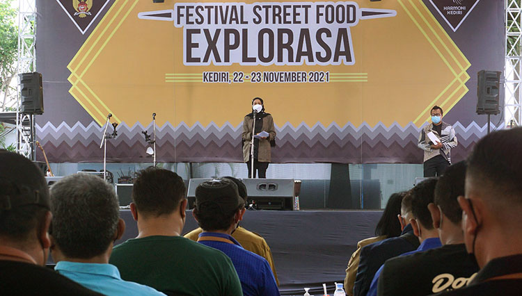 Ketua TP PKK Kota Kediri saat membuka kegiatan Festival Street Food Explorasa (Foto/Protokol dan Komunikasi Pimpinan Sekretariat Daerah Kota Kediri)
