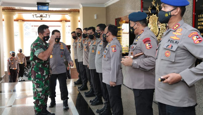 Panglima TNI Jenderal TNI Andika Perkasa saat tiba di Mabes Polri. (Foto: Dok. Humas Polri)