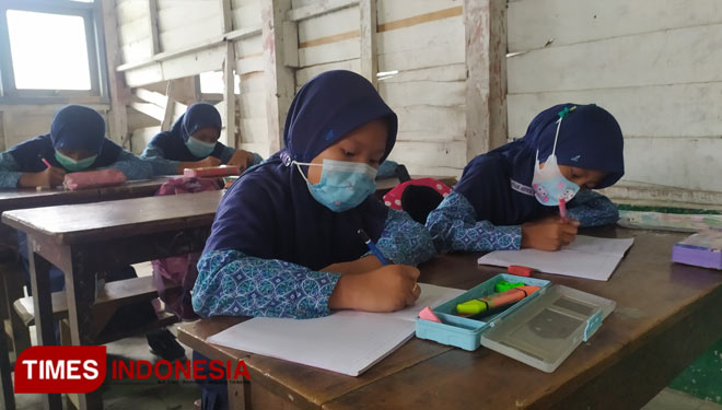 Pembelajaran Tatap Muka di MI Al Hikmah Made, Kudu, Jombang (FOTO : Rohmadi/TIMES Indonesia)
