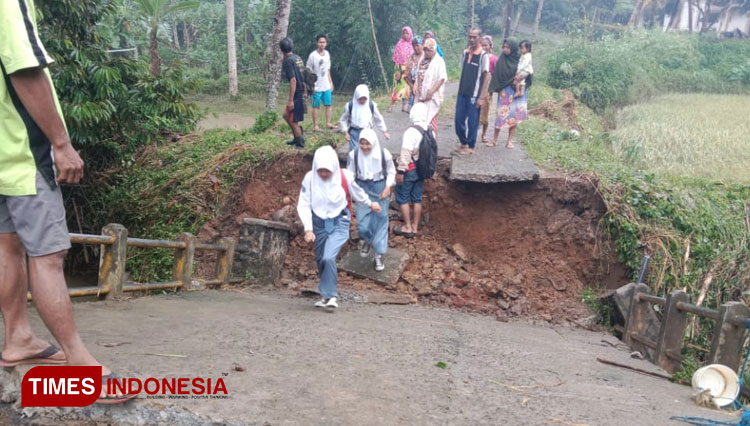 Pembuatan jembatan Darurat 1