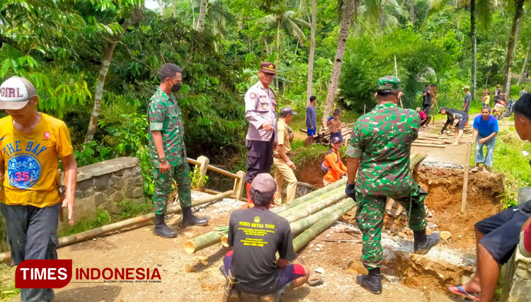 Jembatan Akses Penghubung Kampung di Tasikmalaya Roboh