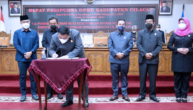 Penandatanganan nota kesepakatan antara Pemkab Cilacap dan Pimpinan DPRD terkait Program Pembentukan Peraturan Daerah (Propemperda) Kabupaten Cilacap Tahun 2022. (FOTO: Humas DPRD Cilacap for TIMES Indonesia)