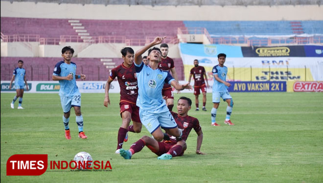 Pemain Persela, Risqki Putra Utomo, dilanggar pemain Borneo FC, dalam pertandingan Lanjutan BRI Liga 1 di Stadion Sultan Agung, Bantul, Selasa (23/11/2021). (FOTO: Persela for TIMES Indonesia)