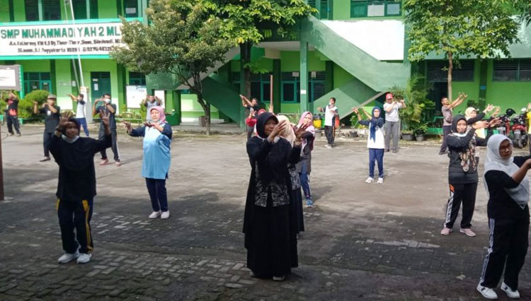 Kegiatan senam massal dan karaoke menyemarakkan Milad Muhammadiyah  ke-109 di SMK Muhammadiyah Mlati. (Foto: SMK Muhammadiyah Mlati for TIMES Indonesia)